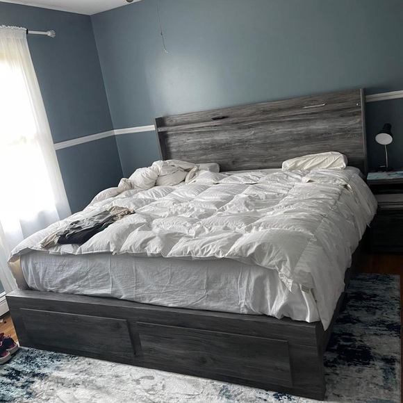 Selling Queen size mattress - Picture 1 of 2